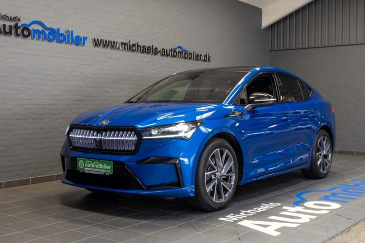 Blå Skoda Enyaq fra 2023 set udefra