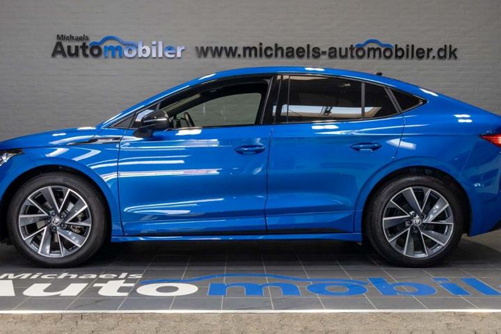 Blå Skoda Enyaq fra 2023