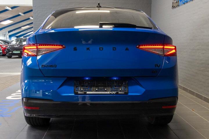 Blå Skoda Enyaq fra 2023
