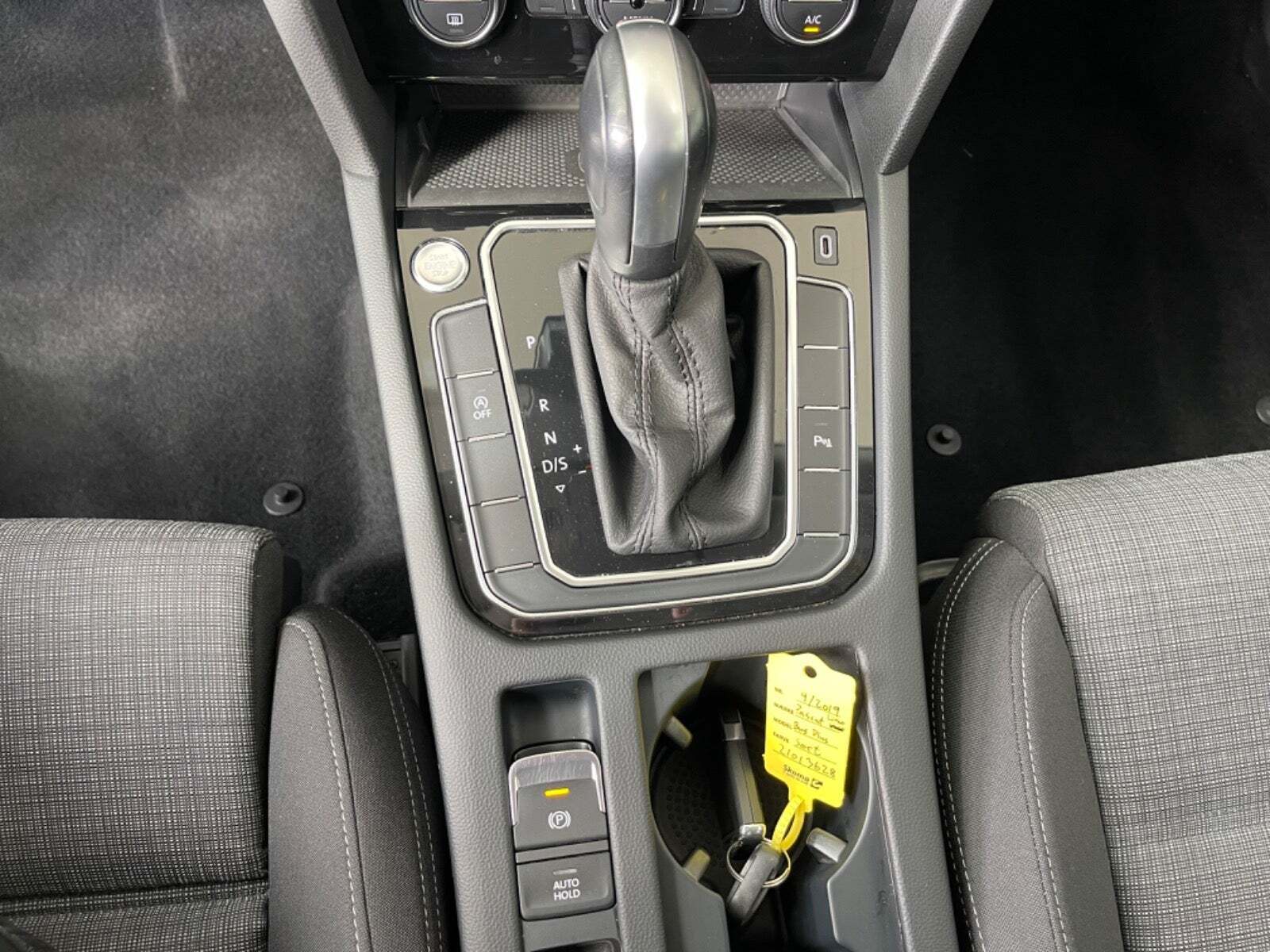 Rød VW Passat fra 2020