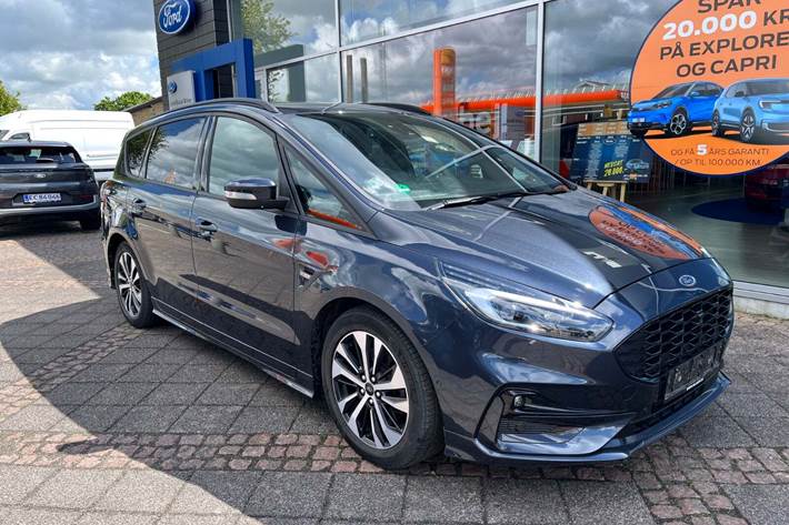 Blå Ford S-MAX fra 2022 set udefra