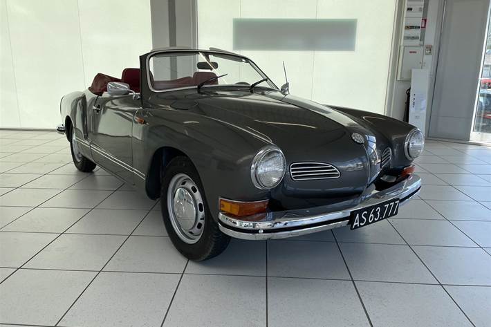 Grå VW Karmann Ghia fra 1972 set udefra