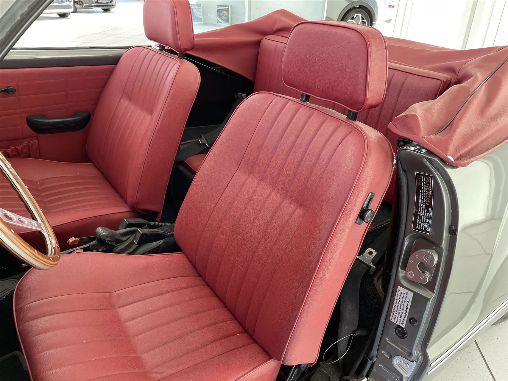 Grå VW Karmann Ghia fra 1972 set indefra