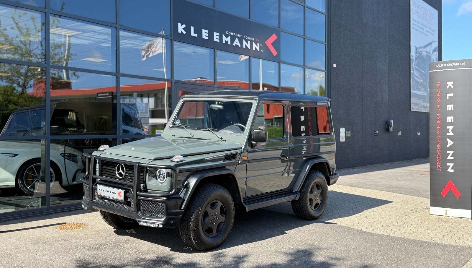 Grå Mercedes GD300 fra 1997 set udefra