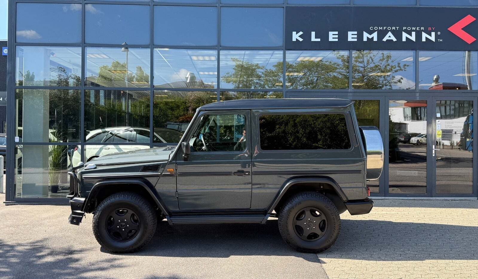 Grå Mercedes GD300 fra 1997 set udefra