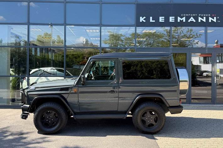 Grå Mercedes GD300 fra 1997 set udefra