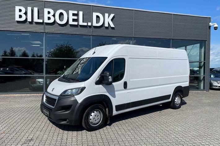 Hvid Peugeot Boxer 435 fra 2022 set udefra