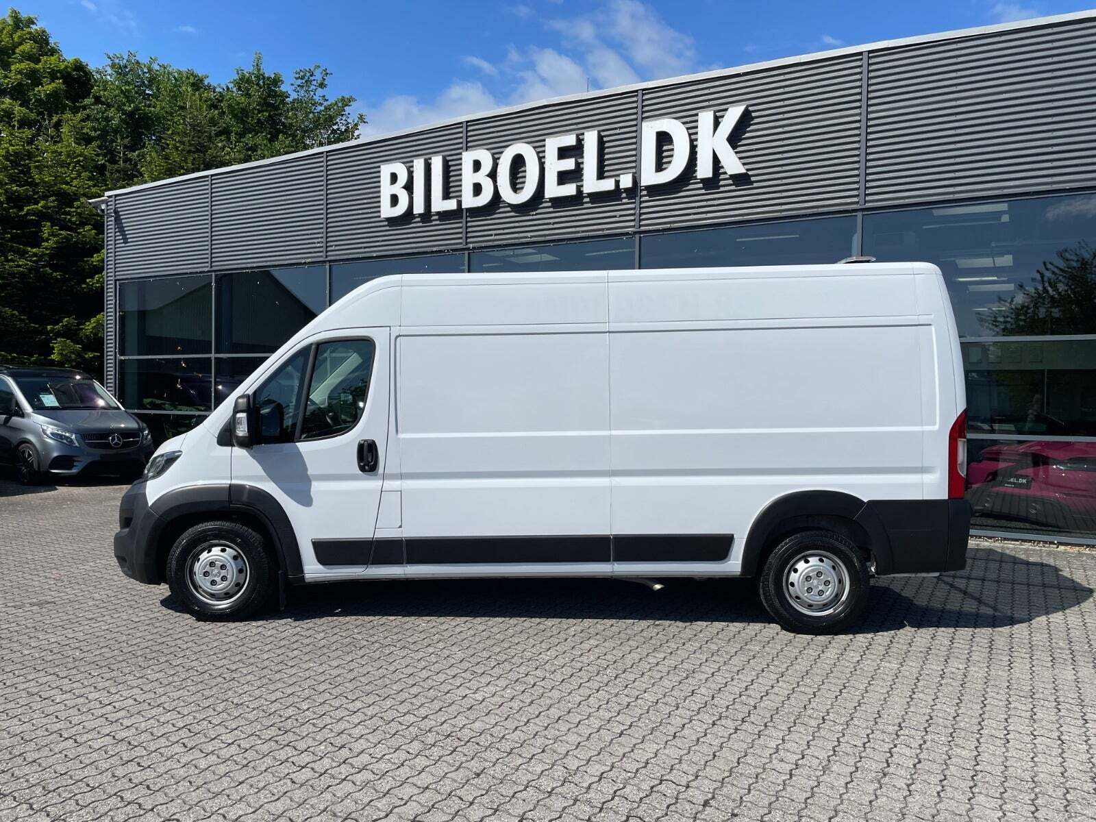 Hvid Peugeot Boxer 435 fra 2022 set udefra