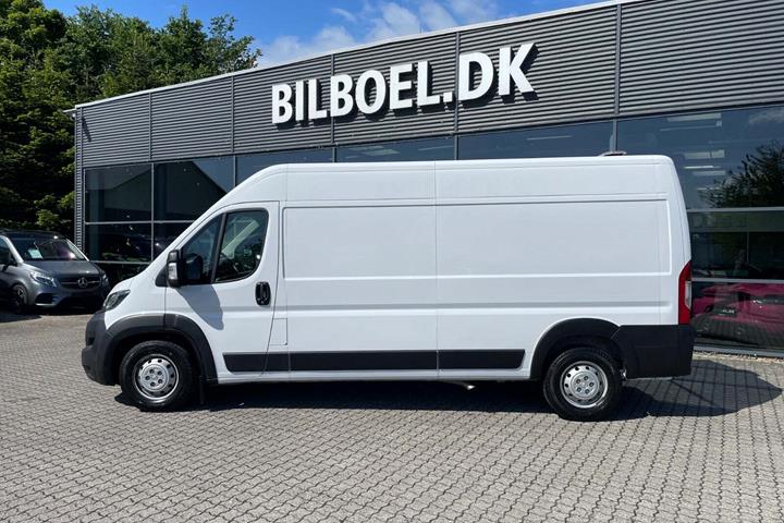 Hvid Peugeot Boxer 435 fra 2022 set udefra