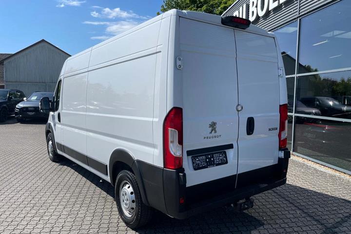 Hvid Peugeot Boxer 435 fra 2022 set udefra