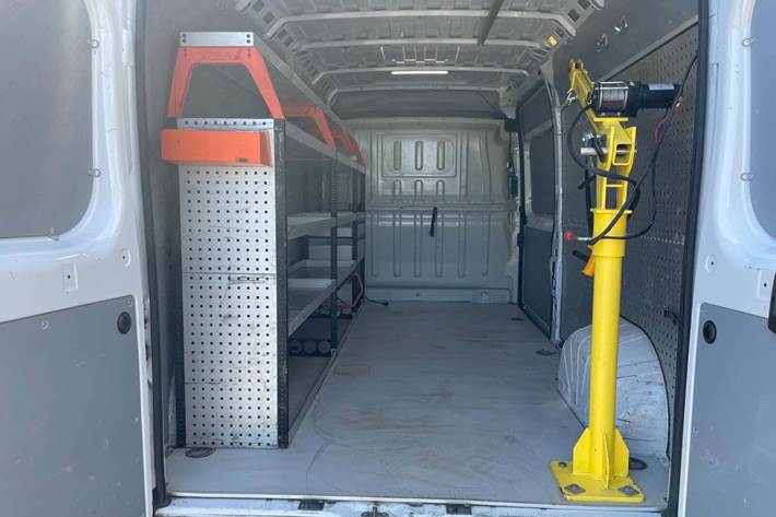 Hvid Peugeot Boxer 435 fra 2022 set udefra