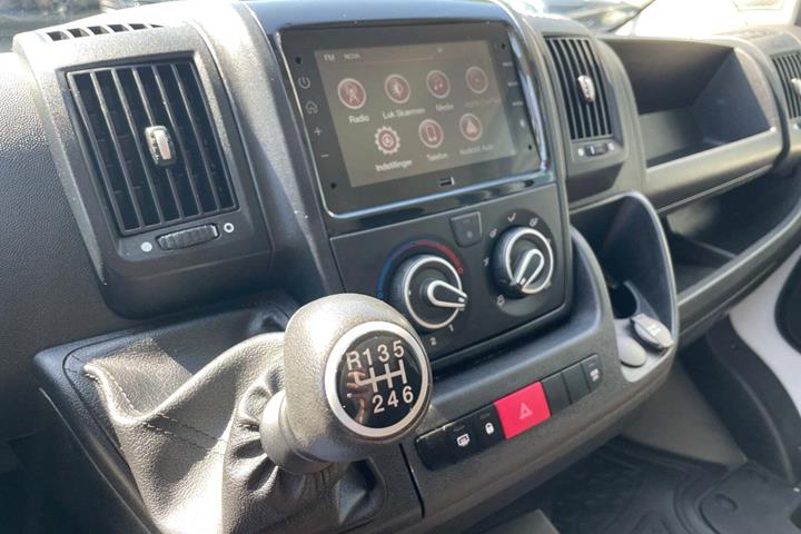Hvid Peugeot Boxer 435 fra 2022 set indefra