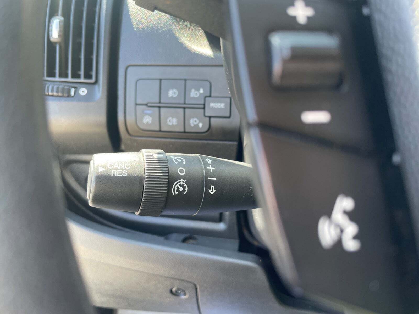 Hvid Peugeot Boxer 435 fra 2022 set indefra