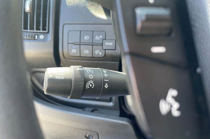 Hvid Peugeot Boxer 435 fra 2022 set indefra