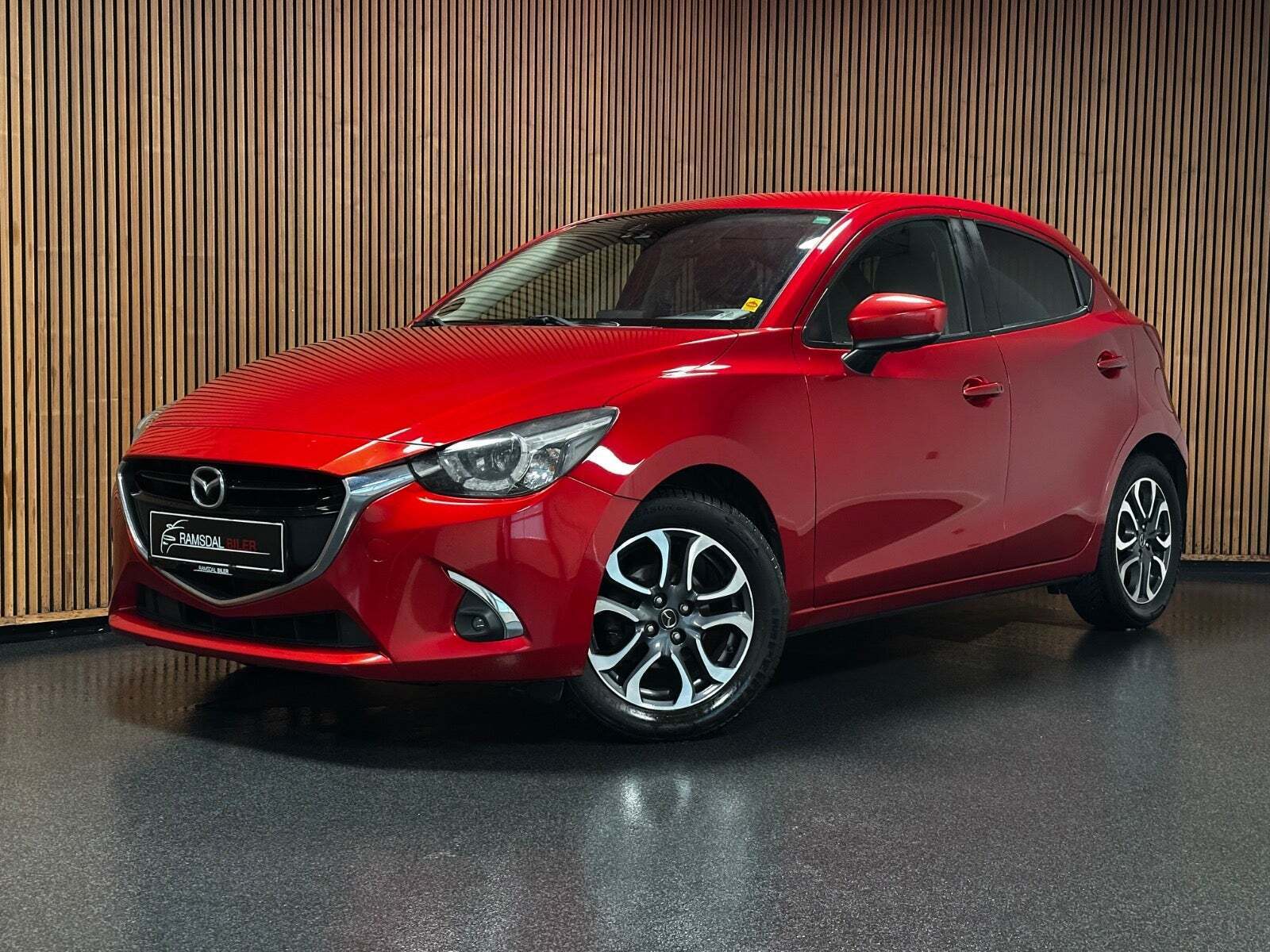 Rød Mazda 2 fra 2017