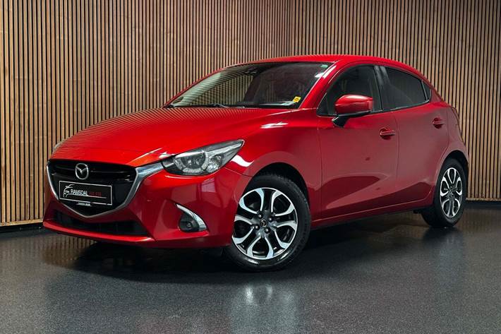 Rød Mazda 2 fra 2017