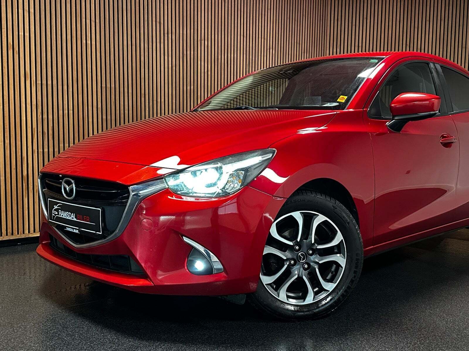 Rød Mazda 2 fra 2017