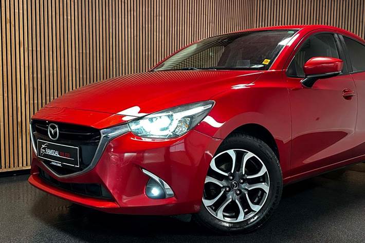 Rød Mazda 2 fra 2017