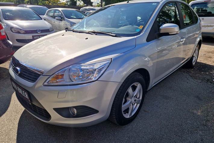 Sølv Ford Focus fra 2010 set udefra