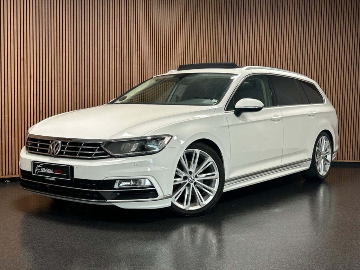 Hvid VW Passat fra 2017 set udefra