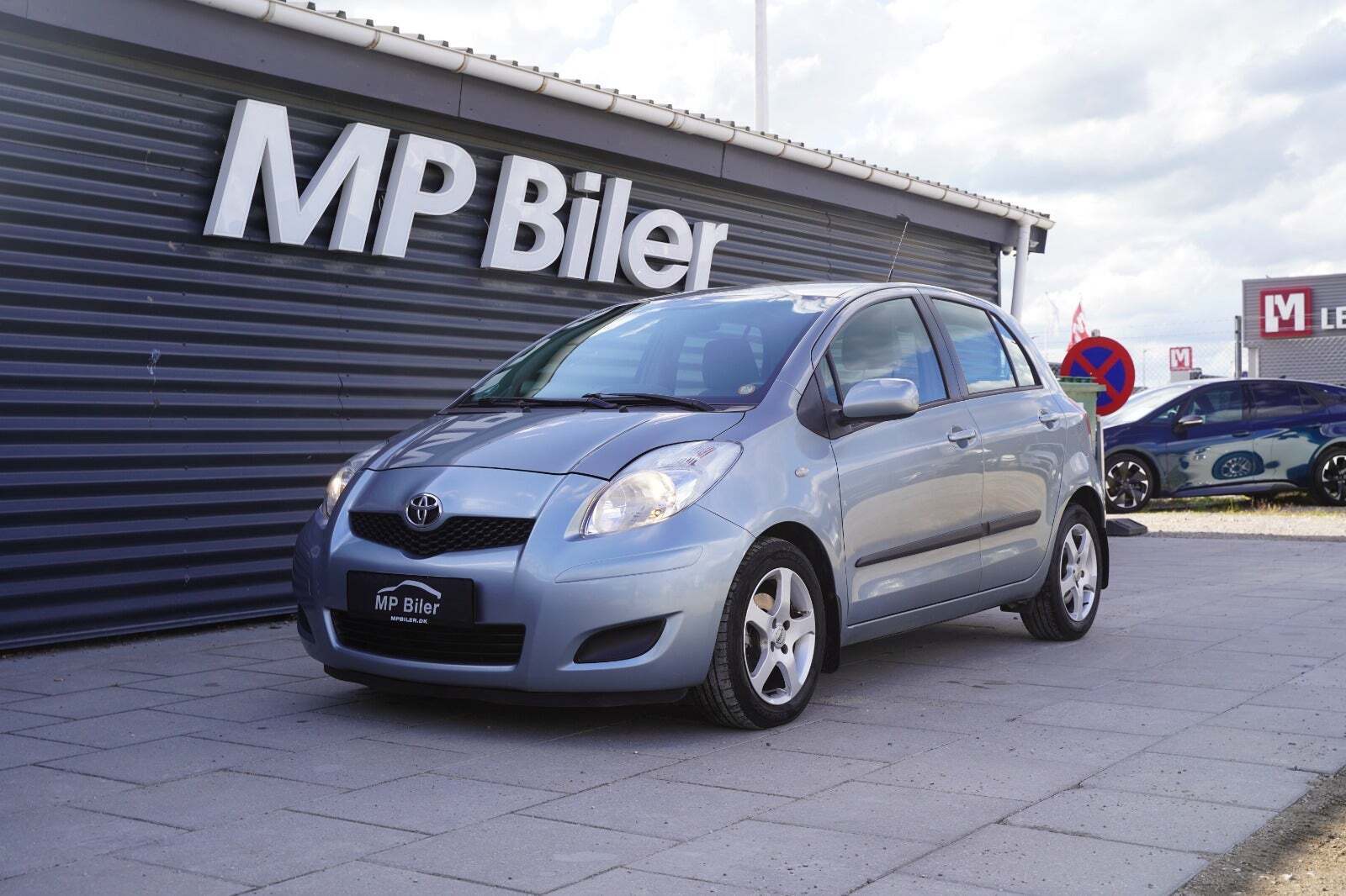 Grå Toyota Yaris fra 2010 set udefra