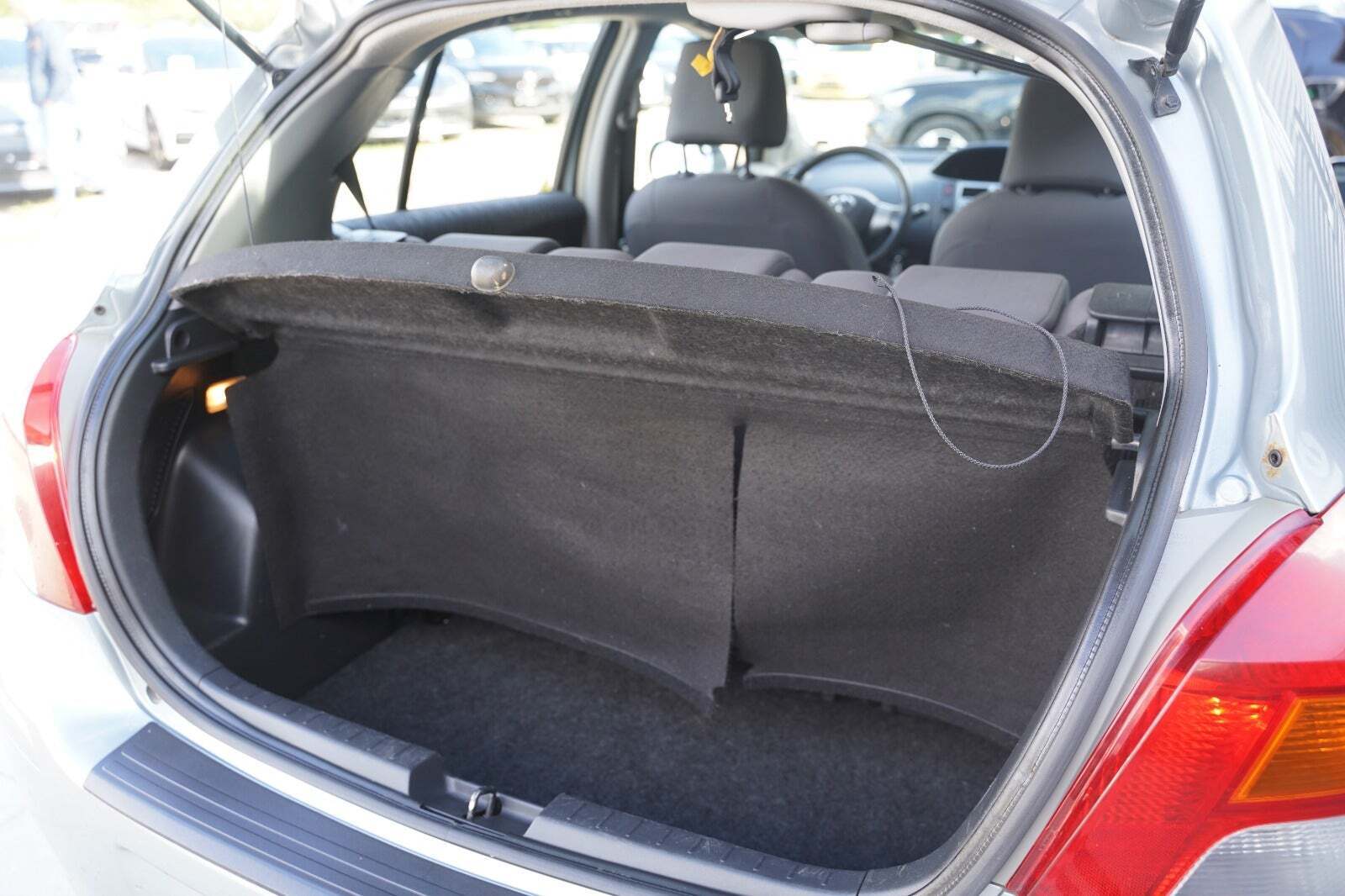 Grå Toyota Yaris fra 2010