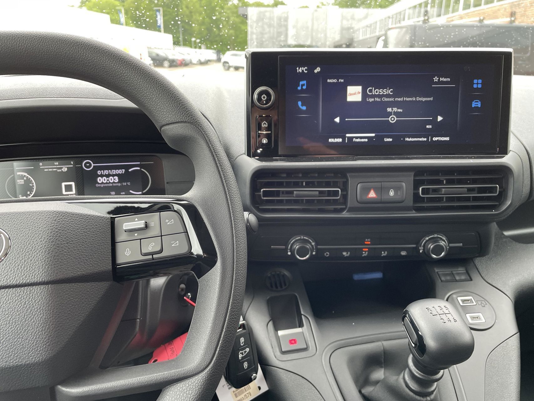 Hvid Toyota ProAce City fra 2025 set indefra