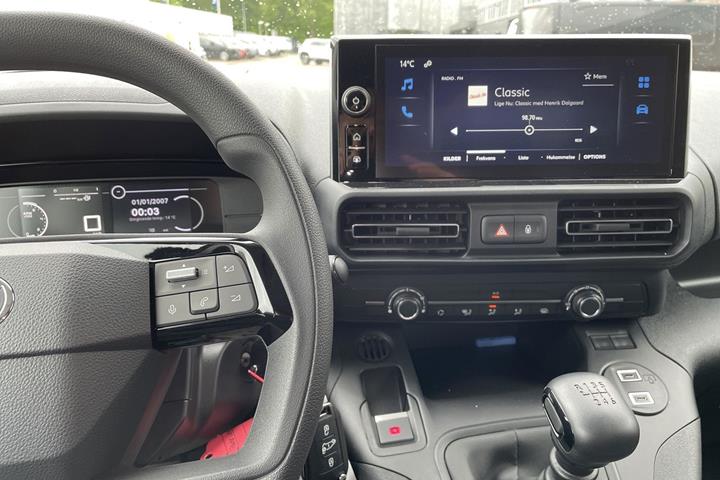 Hvid Toyota ProAce City fra 2025 set indefra