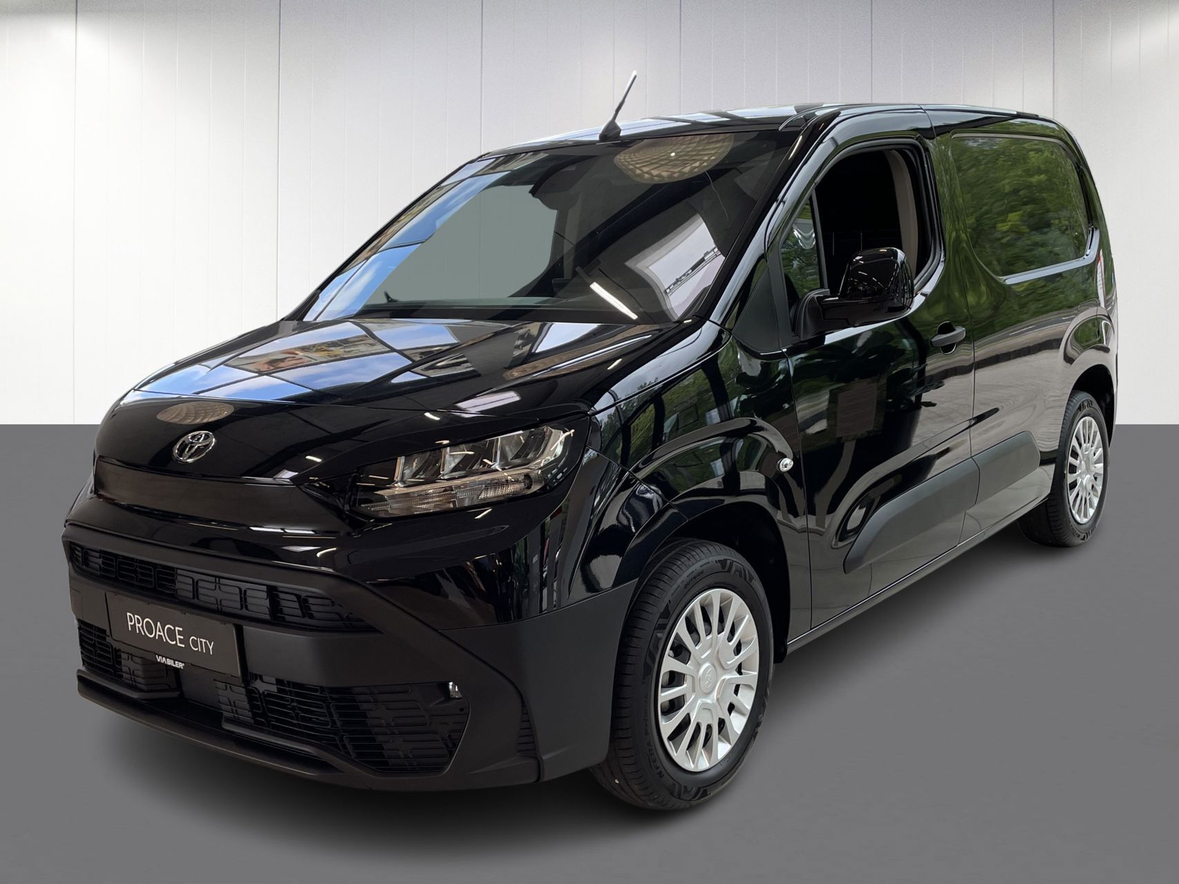 Sort Toyota ProAce City fra 2024 set udefra
