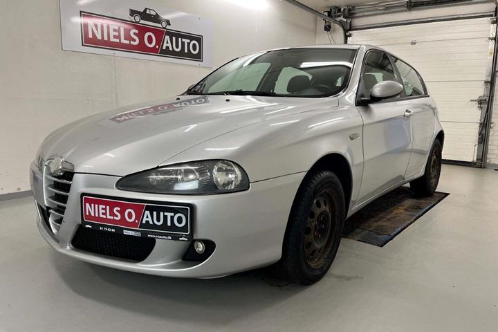 Sølv Alfa Romeo 147 fra 2005