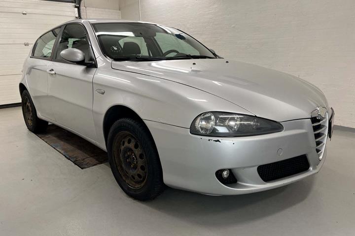 Sølv Alfa Romeo 147 fra 2005