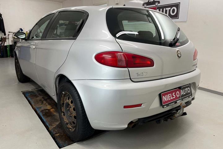 Sølv Alfa Romeo 147 fra 2005
