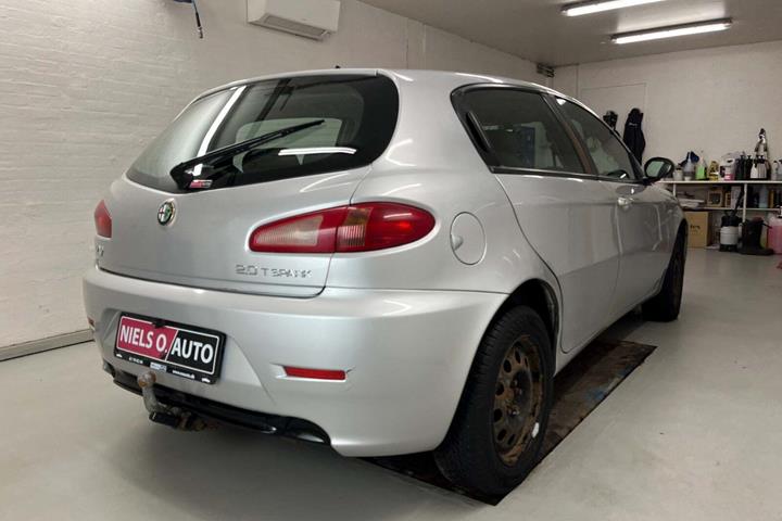 Sølv Alfa Romeo 147 fra 2005