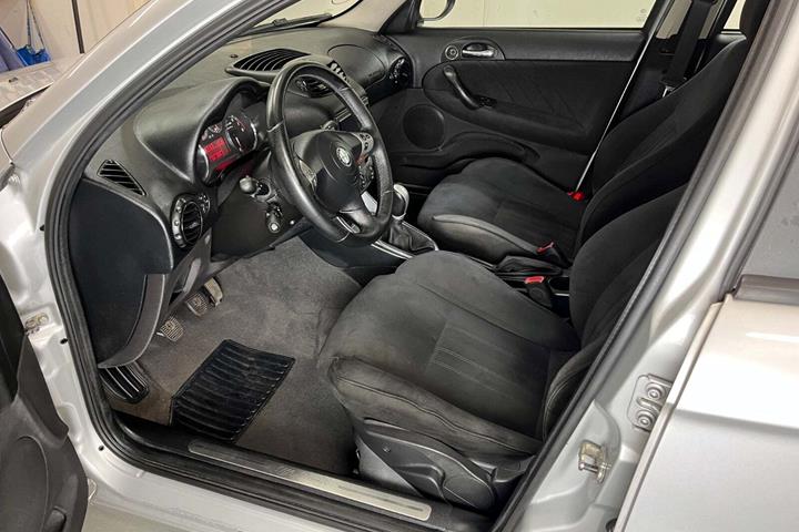 Sølv Alfa Romeo 147 fra 2005 set indefra