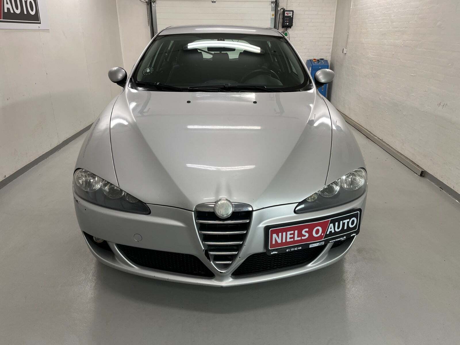 Sølv Alfa Romeo 147 fra 2005 set udefra