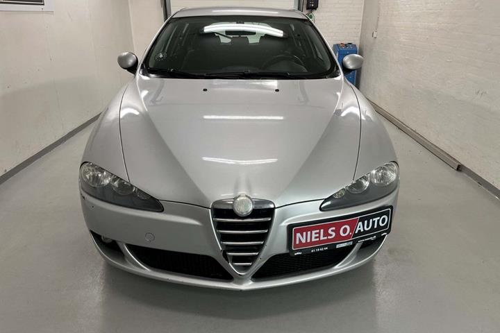 Sølv Alfa Romeo 147 fra 2005 set udefra