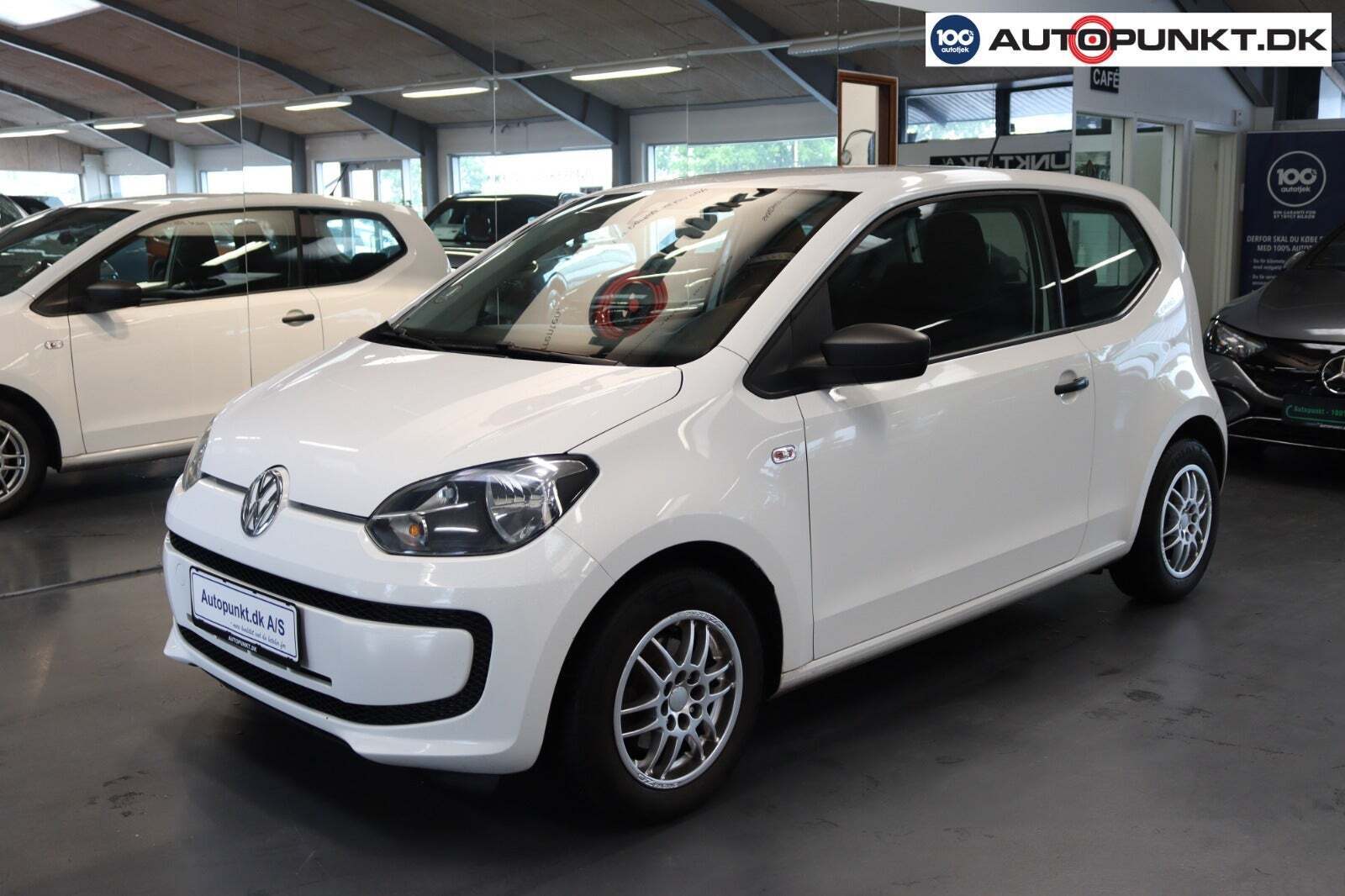 Hvid VW UP! fra 2014 set udefra