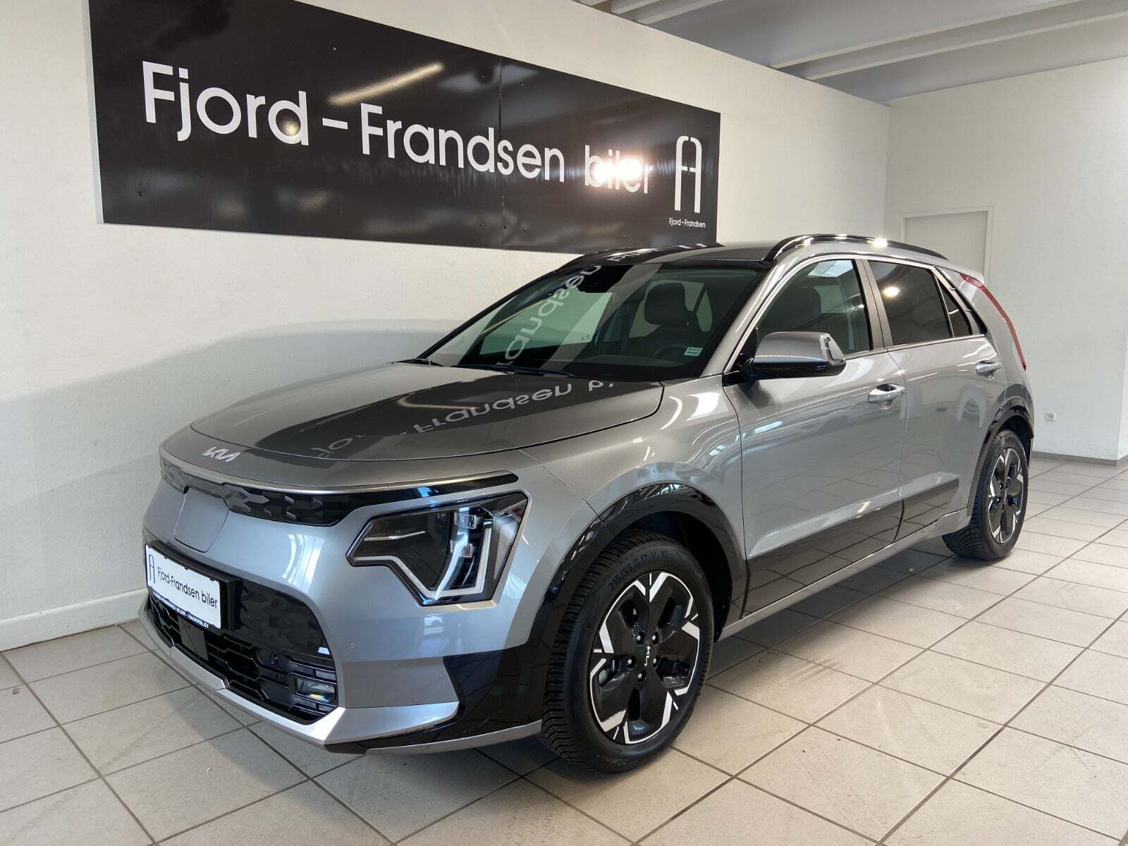 Grå Kia Niro fra 2024 set udefra
