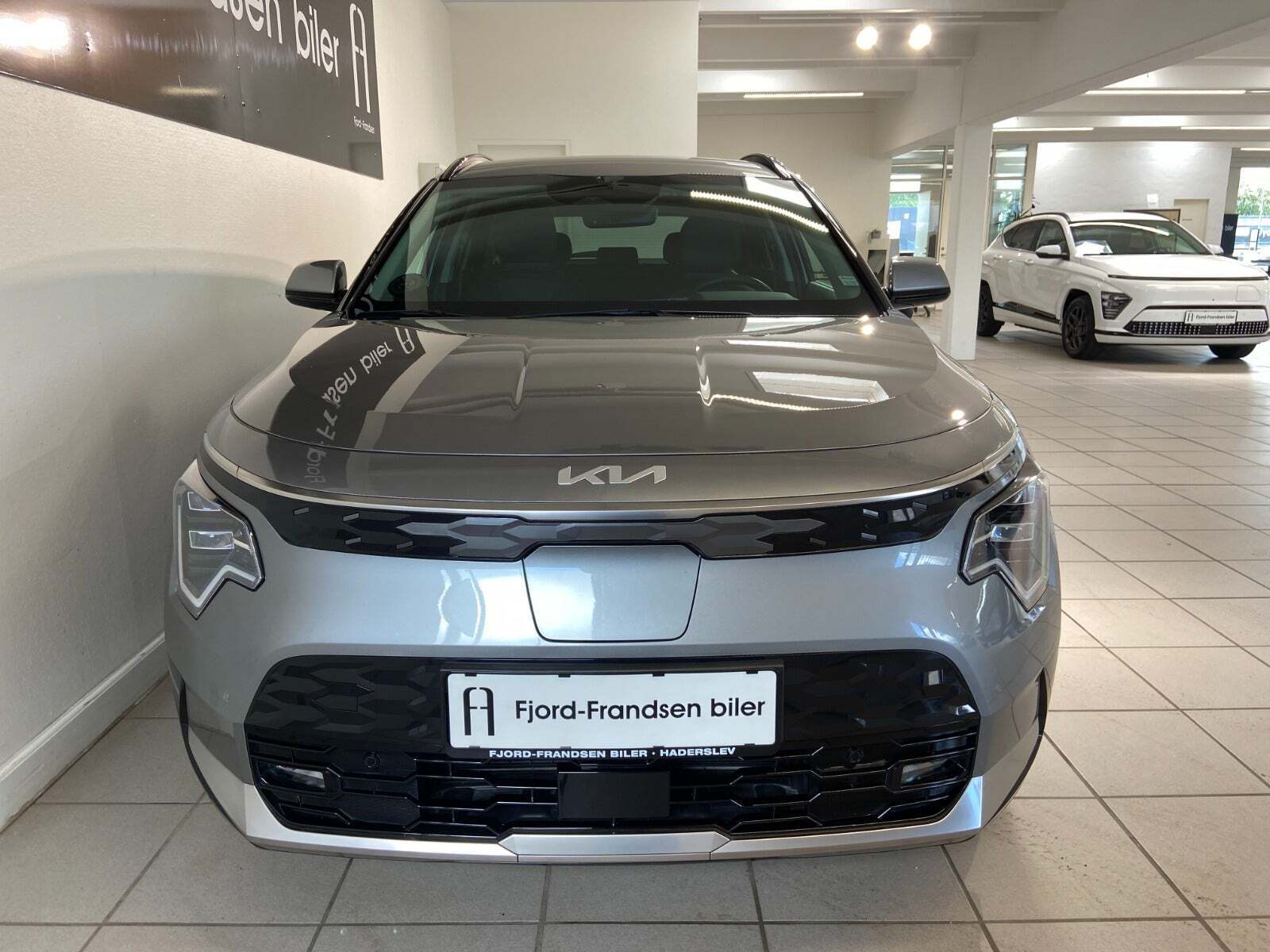 Grå Kia Niro fra 2024