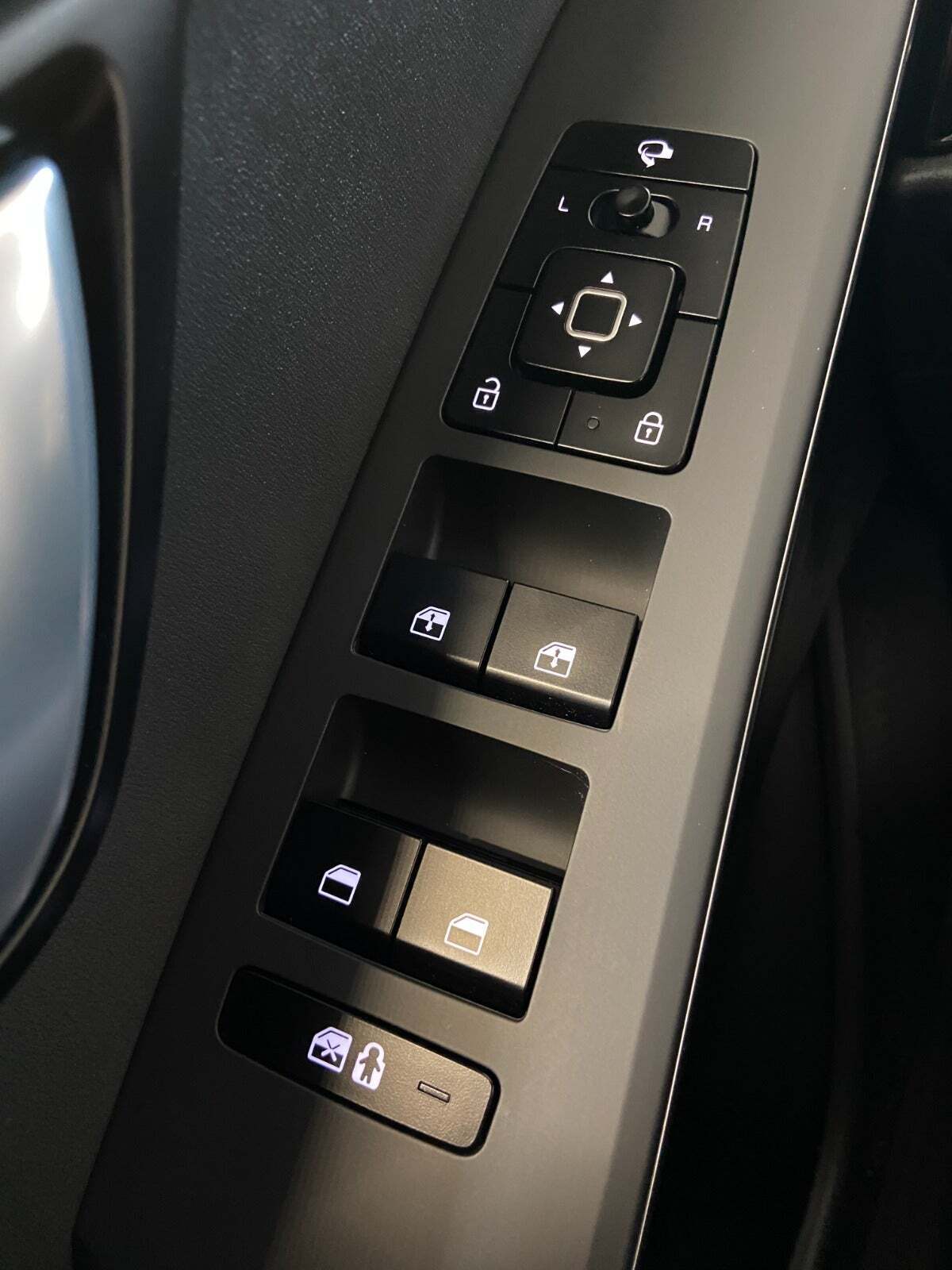 Grå Kia Niro fra 2024