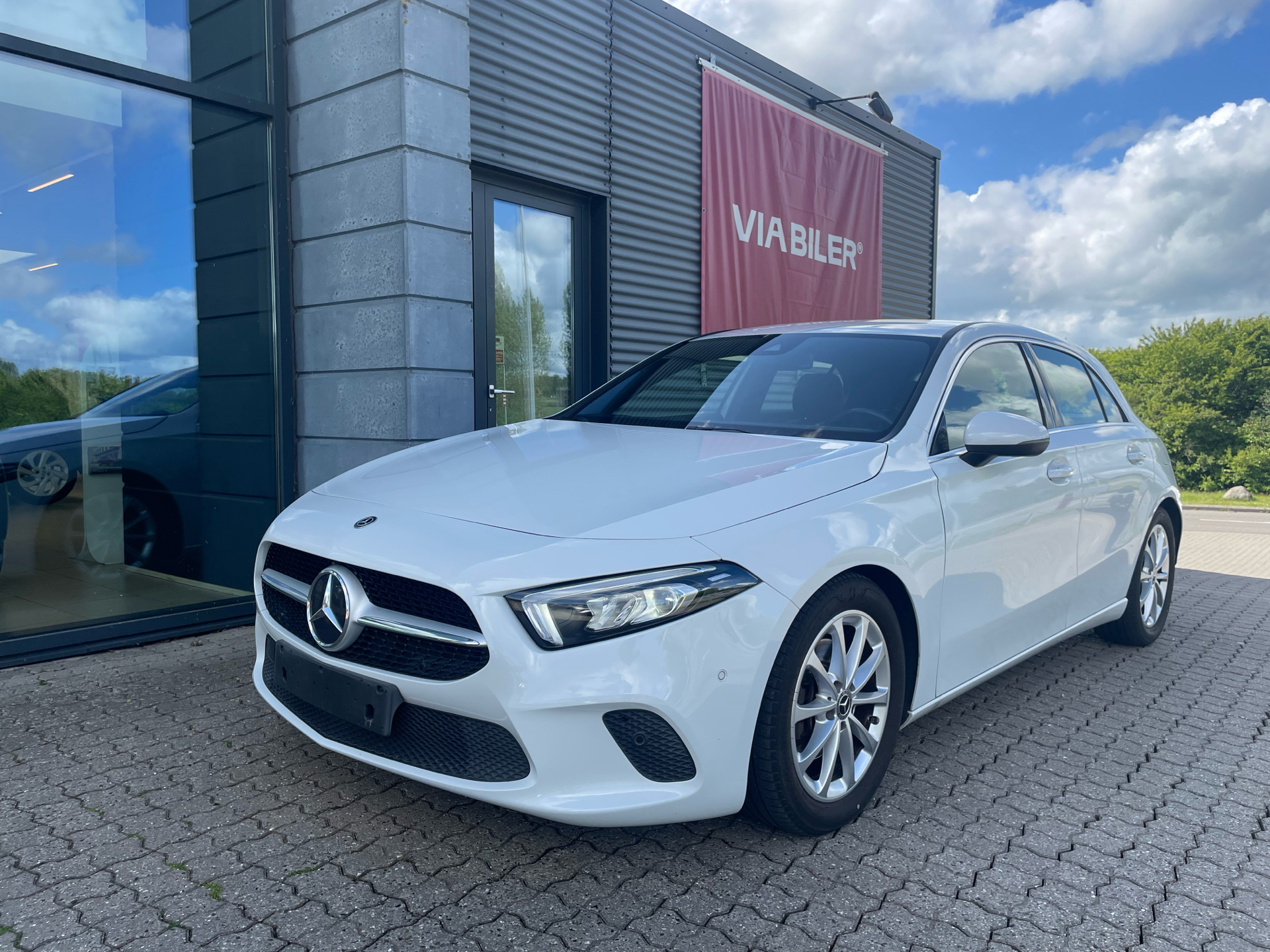 Hvid Mercedes A200 fra 2018 set udefra