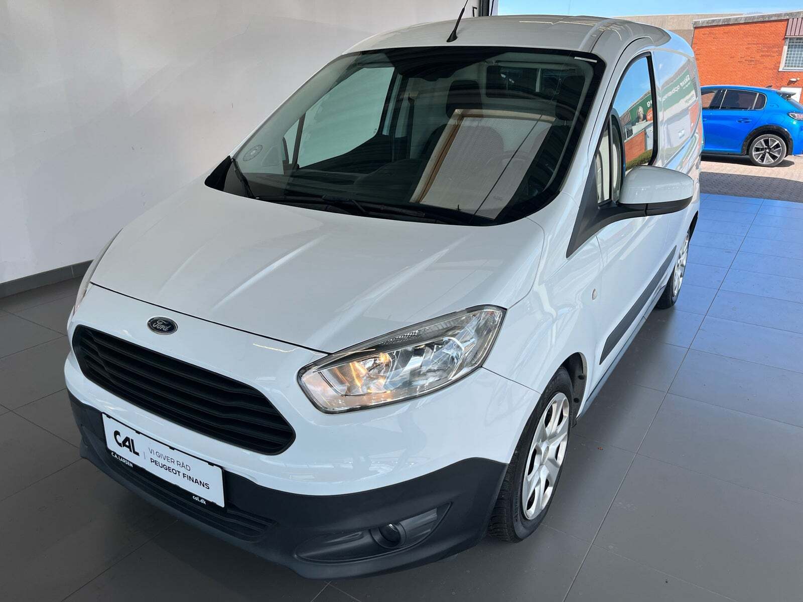 Hvid Ford Transit Courier fra 2016