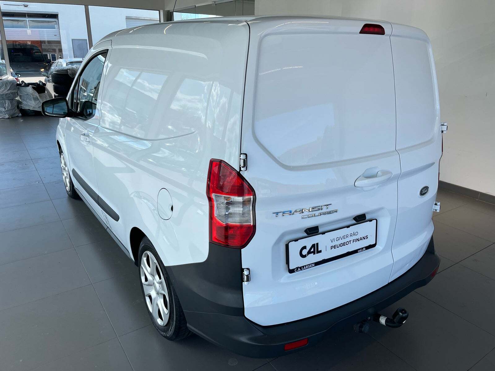 Hvid Ford Transit Courier fra 2016