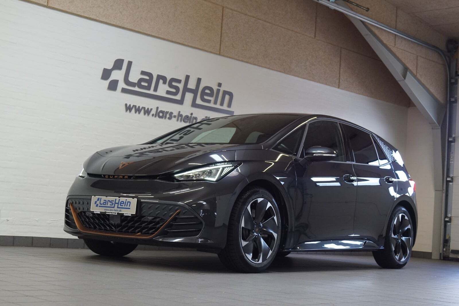 Grå Cupra Born fra 2024 set udefra