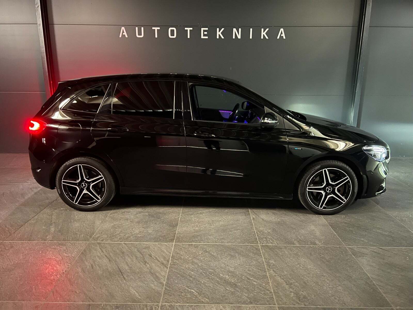 Sort Mercedes B250 e fra 2020 set udefra