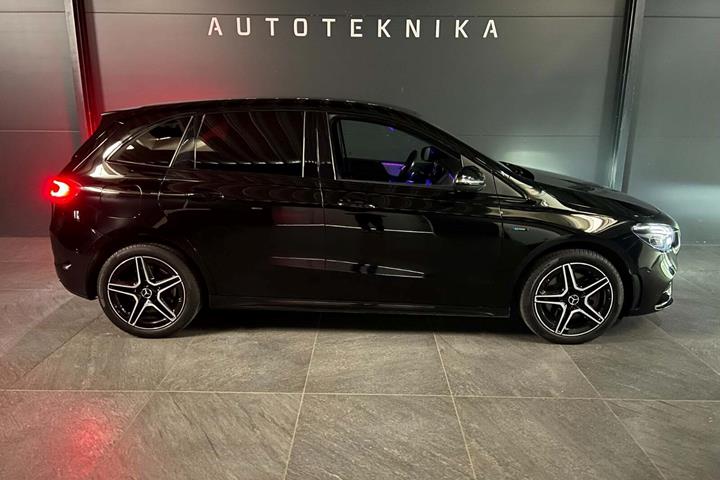 Sort Mercedes B250 e fra 2020 set udefra