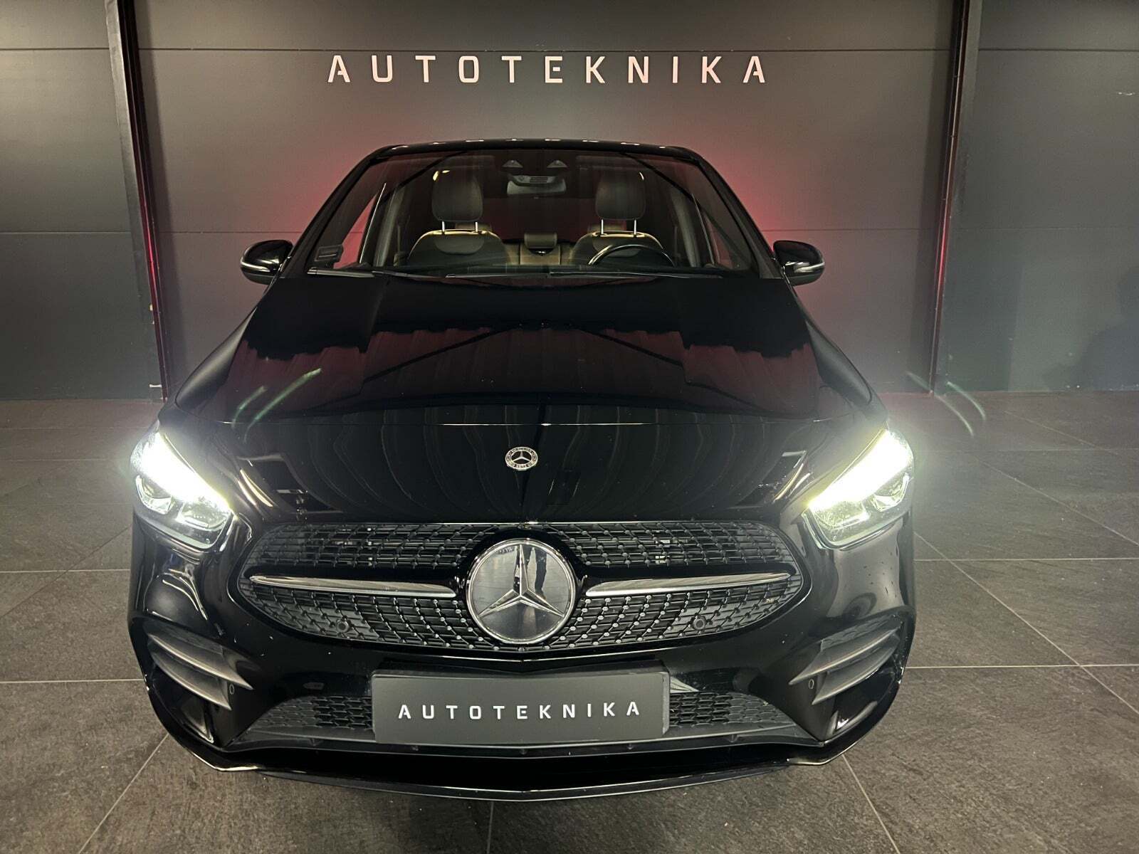 Sort Mercedes B250 e fra 2020 set udefra