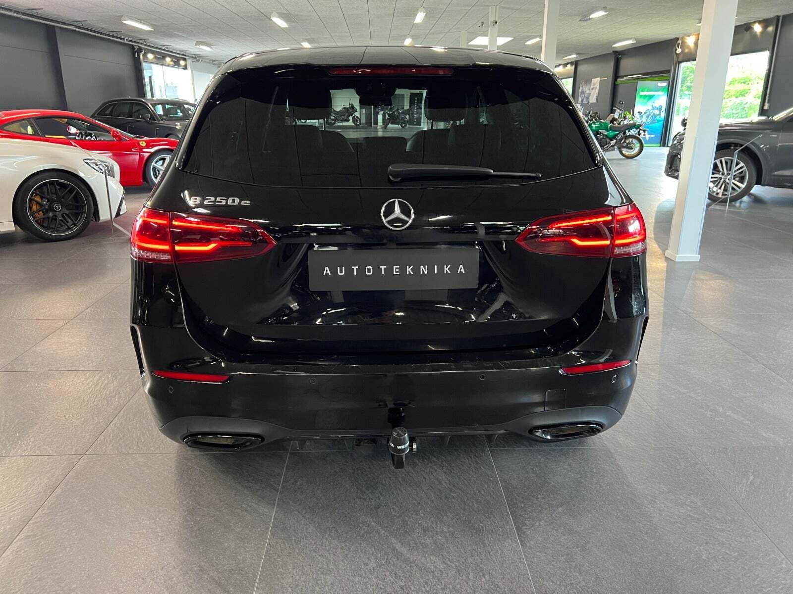 Sort Mercedes B250 e fra 2020 set udefra