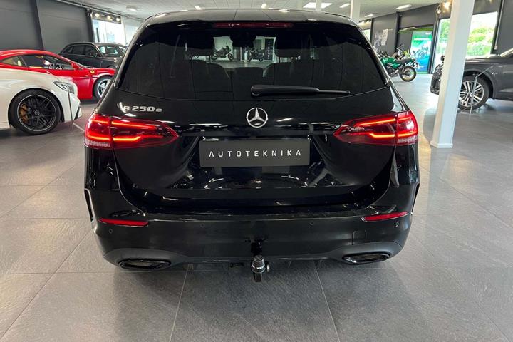 Sort Mercedes B250 e fra 2020 set udefra
