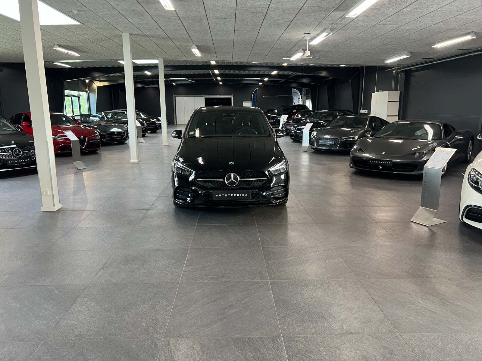 Sort Mercedes B250 e fra 2020 set udefra
